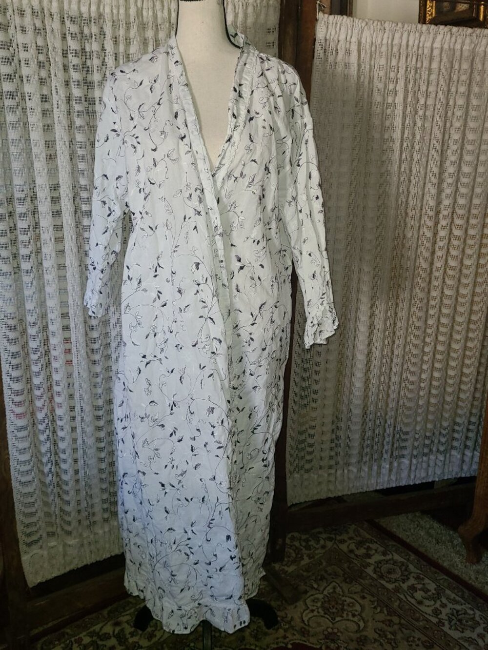 Eileen West 100% Cotton Robe Embroidered Leaves SZ S/M White Black Silver No Tie